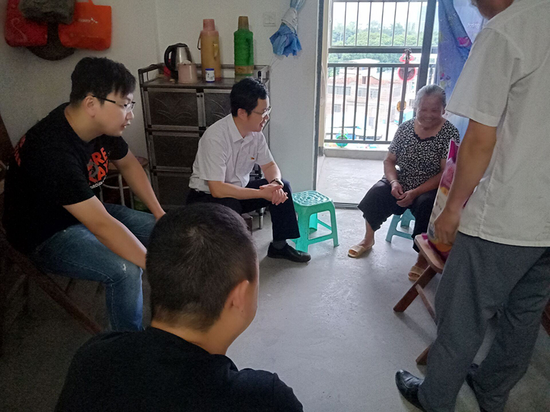 物業(yè)愛心慰問 情暖業(yè)主人心